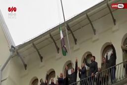 برافراشتن پرچم جدید سوریه در مسکو + فیلم