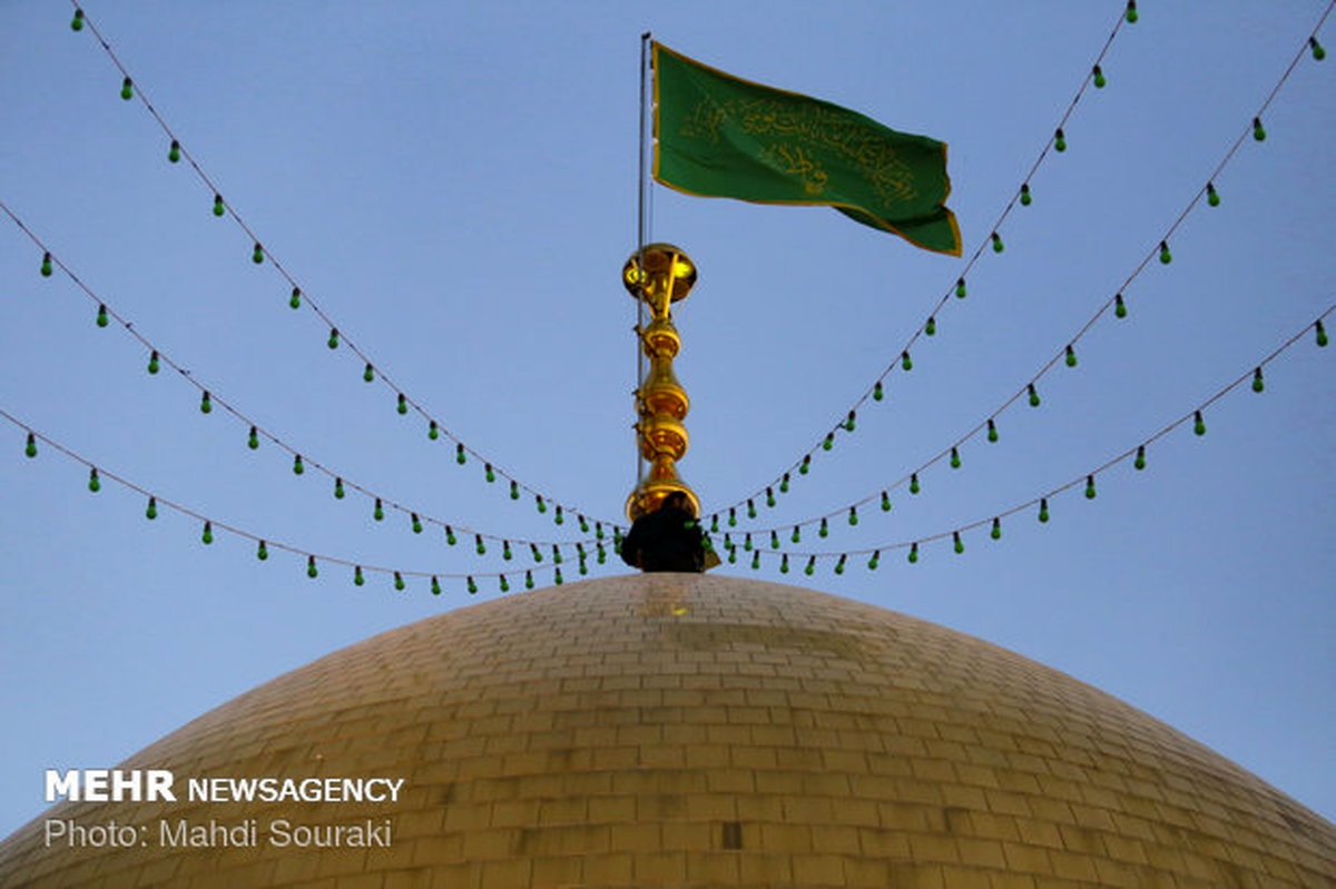با تعویض پرچم گنبد حضرت معصومه(س) برنامه های دهه کرامت آغاز شد
