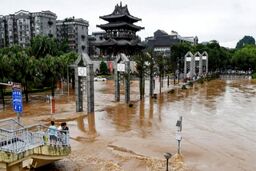 آوارگی هزاران نفر در پی بارندگی‌های مرگبار در چین