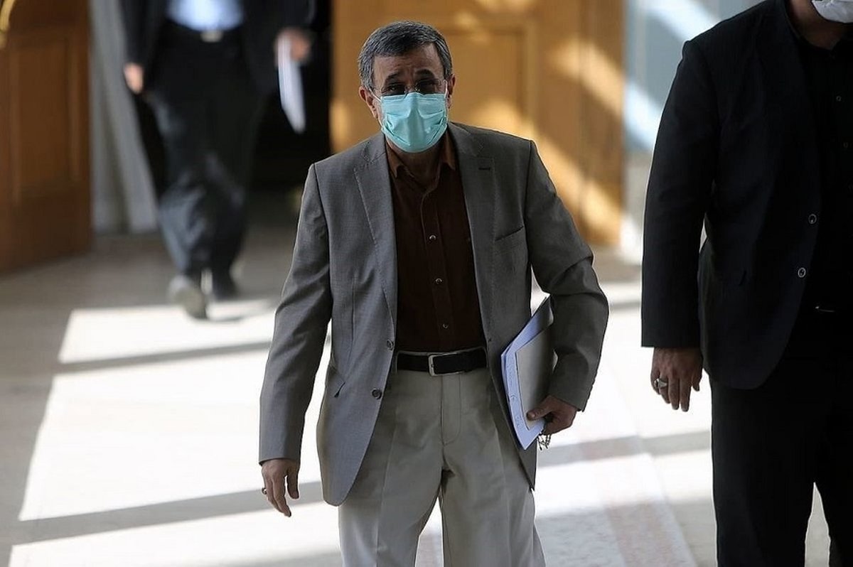 تیپ جدید و جنجالی احمدینژاد در جلسه مجمع