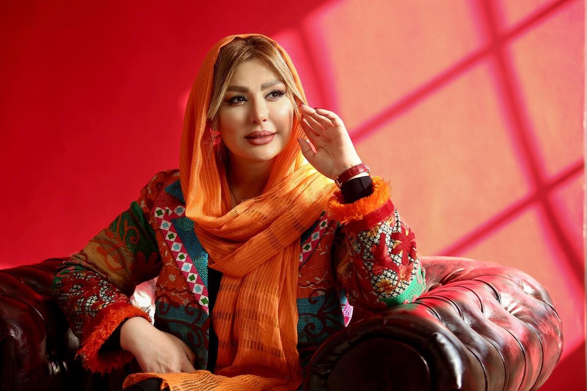 عکس گنگ نیوشا ضیغمی کولاک کرد | هودی خوشرنگ نیوشا ضیغمی 