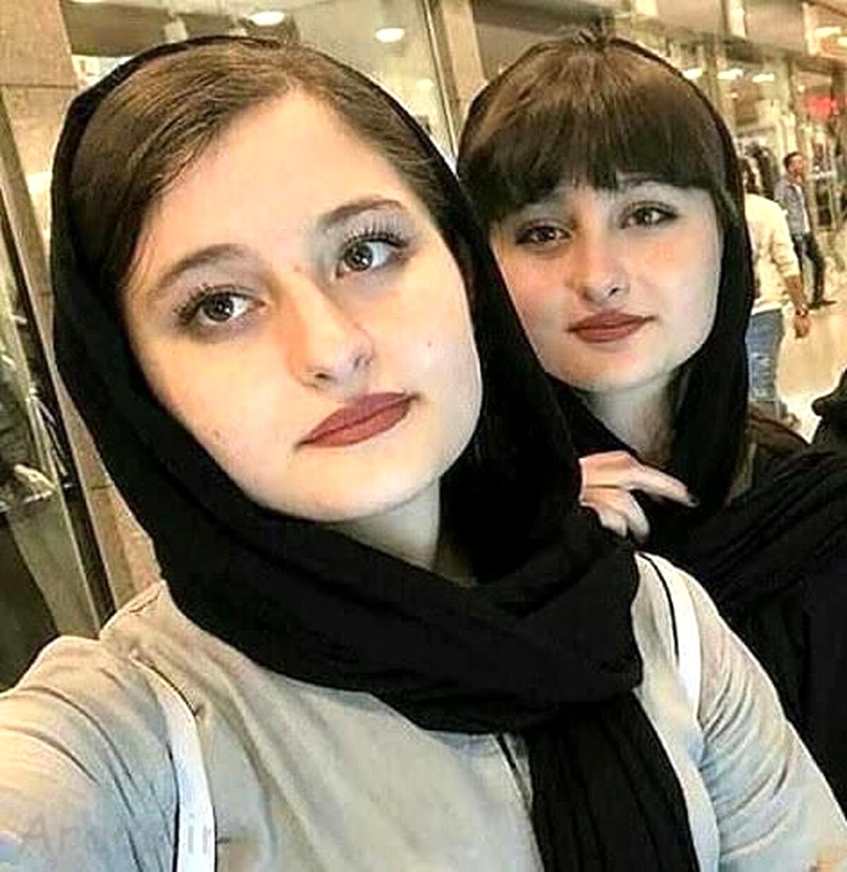 سوال جنجالی مجری از سارا و نیکا دردسر ساز شد!