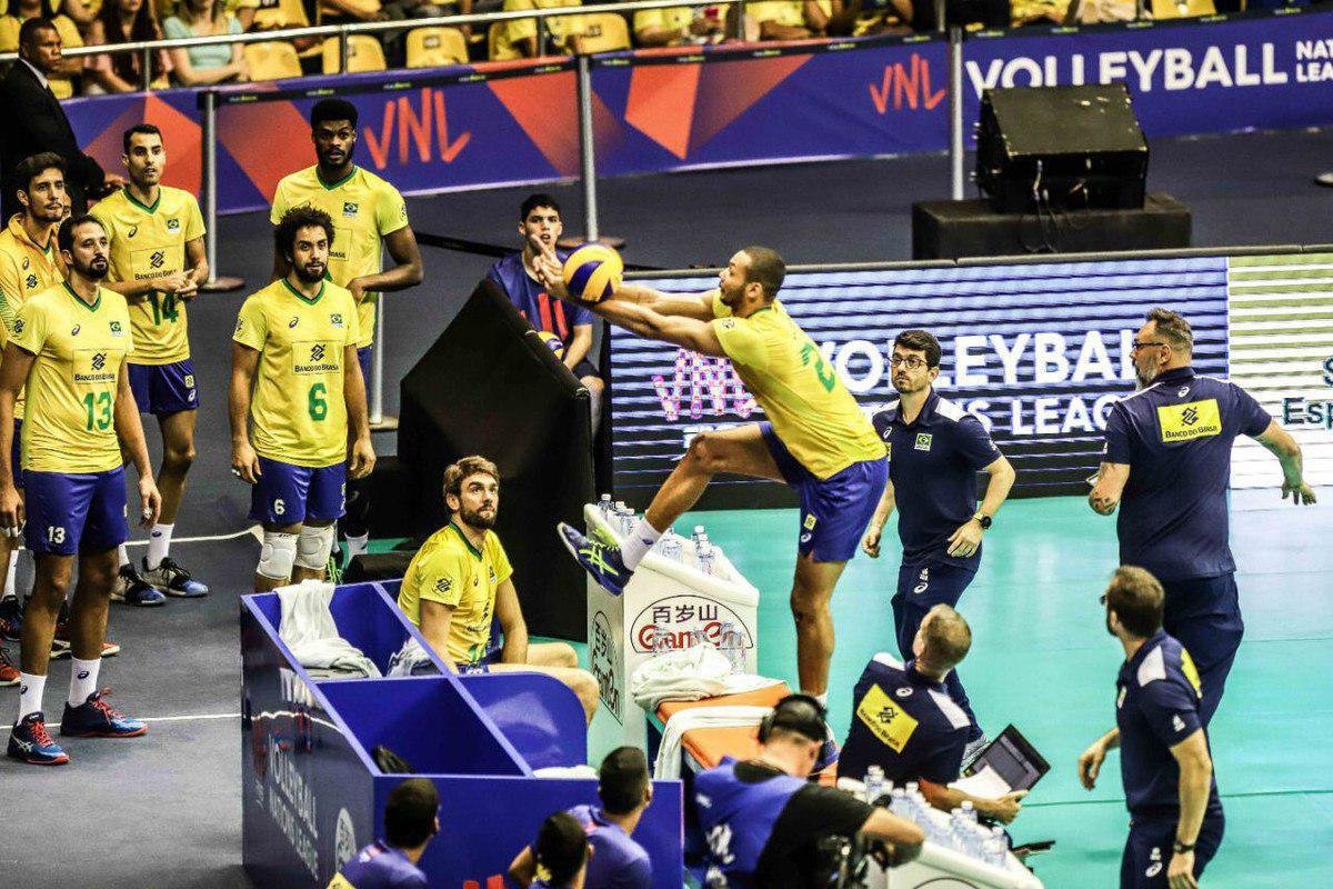 سوزا با گذشتن از مربیان و پریدن روی نیمکت برای برزیل امتیاز گرفت (عکس)