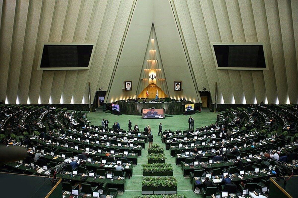 مجلس انقلابی ایستاده در برابر بدخواهان