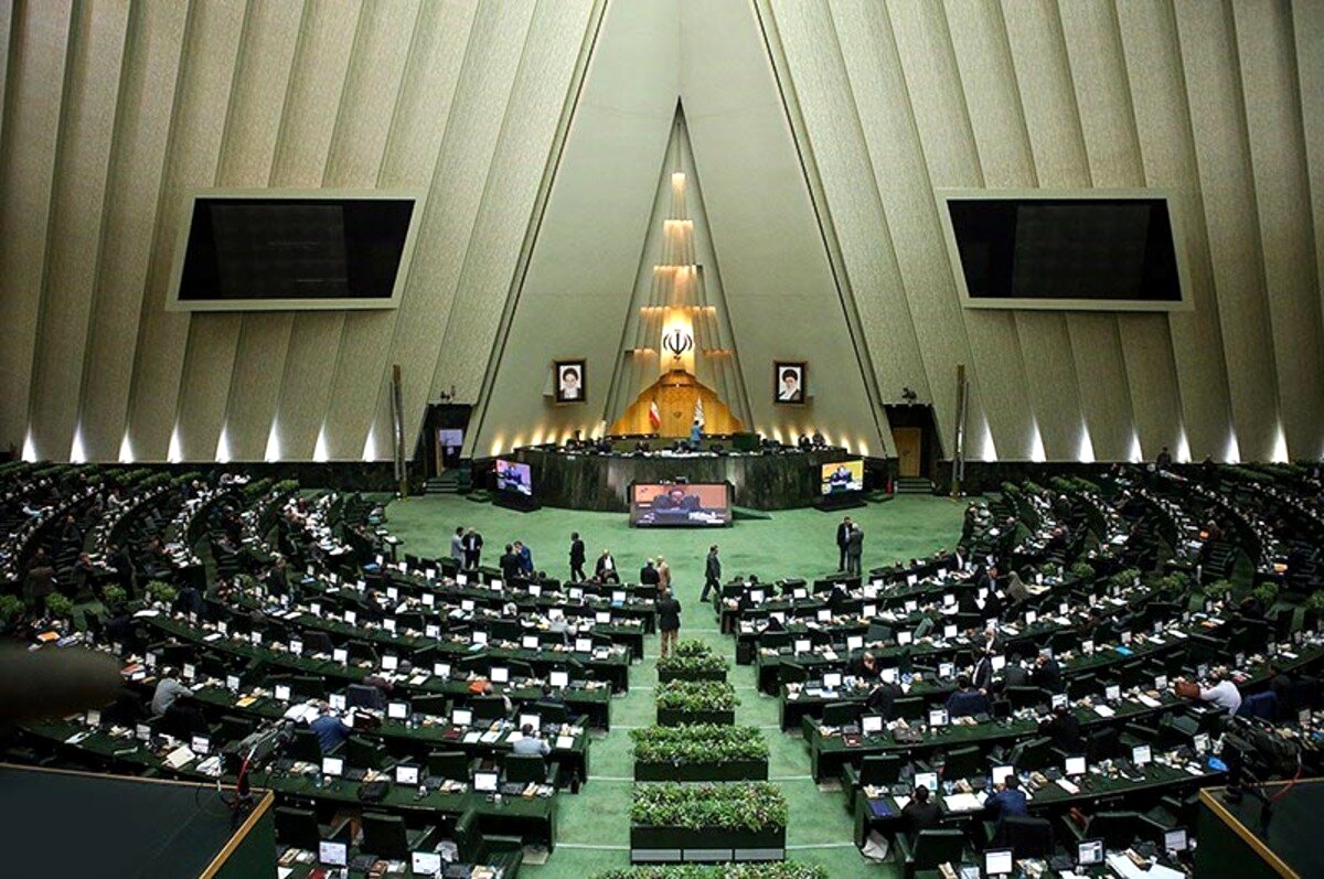 مجلس انقلابی ایستاده در برابر بدخواهان