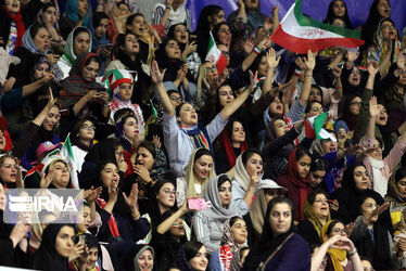 زنان در استادیوم