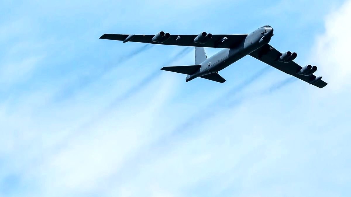پرواز بمبافکنهای B-52 بر فراز خاورمیانه پیام آشکار برای ایران