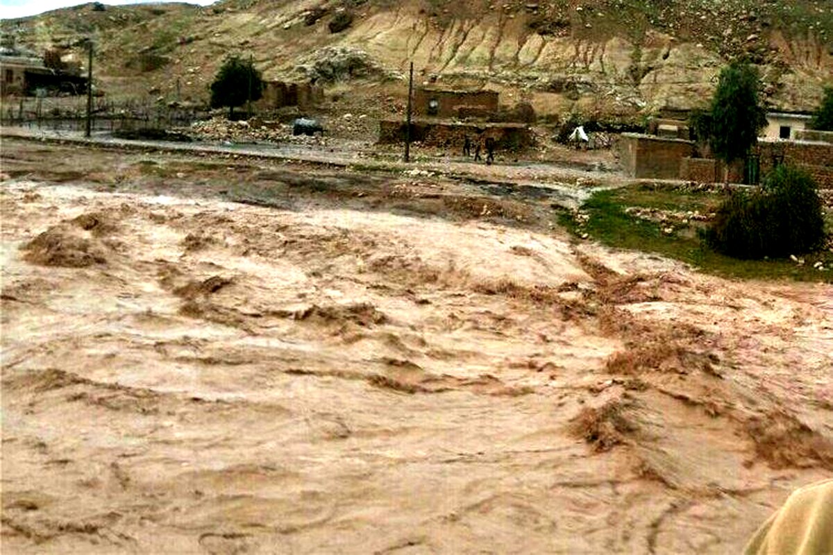 سقوط پژو در رودخانه «کشکان«/ 4 نفر از غرق شدند