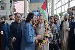 استقبال از روحانی جنجالی در فرودگاه بعد از اخراج از عربستان + عکس