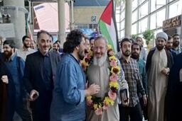 استقبال از روحانی جنجالی در فرودگاه بعد از اخراج از عربستان + عکس