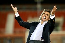 چگونه  استقلالی ها پشت سر مربی‌شان درآمدند