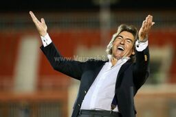 چگونه  استقلالی ها پشت سر مربی‌شان درآمدند