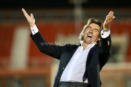 چگونه  استقلالی ها پشت سر مربی‌شان درآمدند