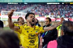 پایان پروژه پرسپولیسی شدن نورافکن در قلب آزادی