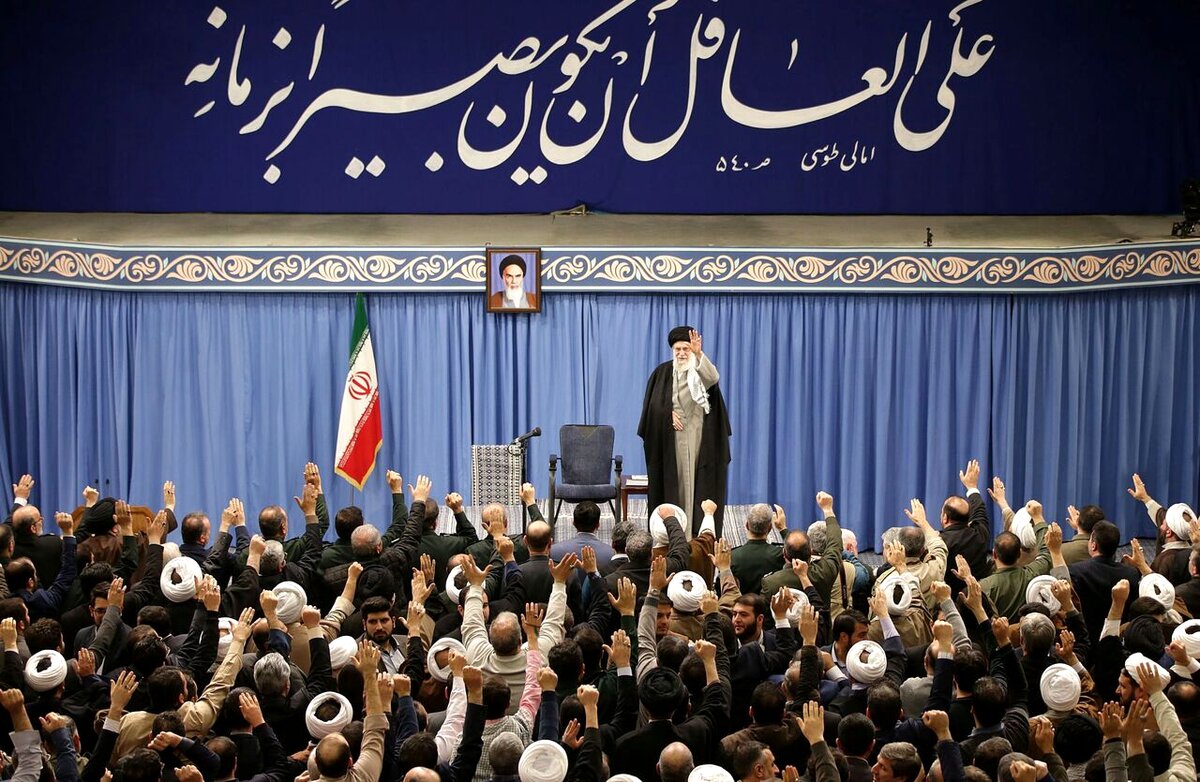 رهبر انقلاب: نمایندگانی در مجلس داشتیم که نوکر و کُلفَت امریکا و دشمنان ایران هستند
