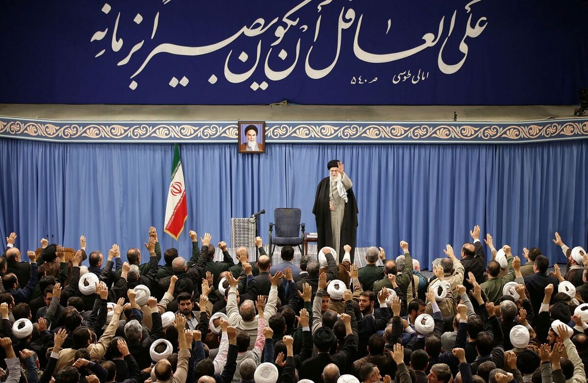 رهبر انقلاب: نمایندگانی در مجلس داشتیم که نوکر و کُلفَت امریکا و دشمنان ایران هستند