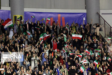 زنان در استادیوم