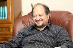 ضعف سیاست‌گذاری/ نیاز به انگیزه جدید داریم/شریعتمداری از چند زاویه مورد نقد است؛ از یک سو مدیریت انفعالی و واکنش‌ها و اقدامات دیرهنگام و از سوی دیگر عملکرد نزدیکانش