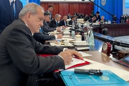 لحظه امضای اسناد اجلاس شانگهای توسط رئیس جمهور ایران