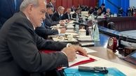 لحظه امضای اسناد اجلاس شانگهای توسط رئیس جمهور ایران