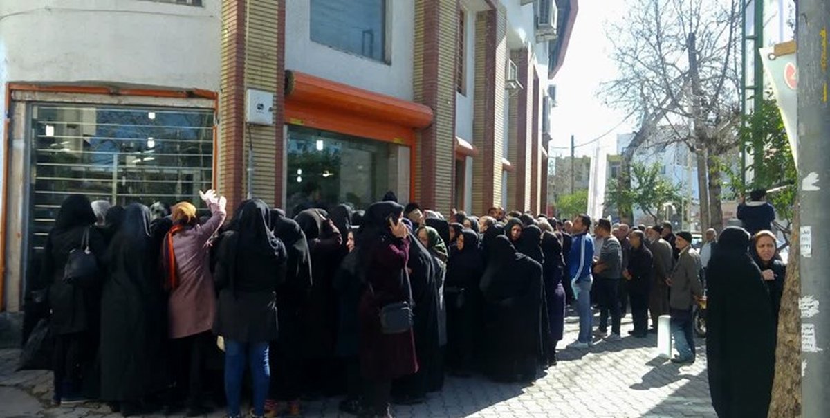 مرغ از سفره مردم پرید/ از نابهسامانی قیمت مرغ تا صفهای طولانی در مراکز توزیع