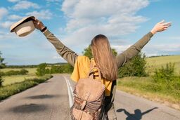 نحوه بستن کوله پشتی دخترانه برای مسافرت