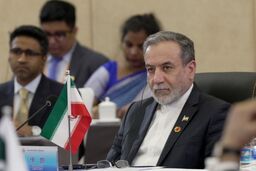 فشار ۶۰ نماینده به عراقچی برای خروج از NPT 