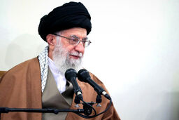 
مقام معظم رهبری:شتاب حرکت علمی کشور نباید کاهش یابد و یا متوقف شود/ هیچگاه به برنامه ها و توصیه های غربی ها اعتماد نکنید/ به برنامه ها و توصیه های غربی ها اعتماد نکنید