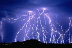 هشدار صاعقه و سیلاب در کشور/ از کوه‌ها و رودخانه‌ها دوری کنید