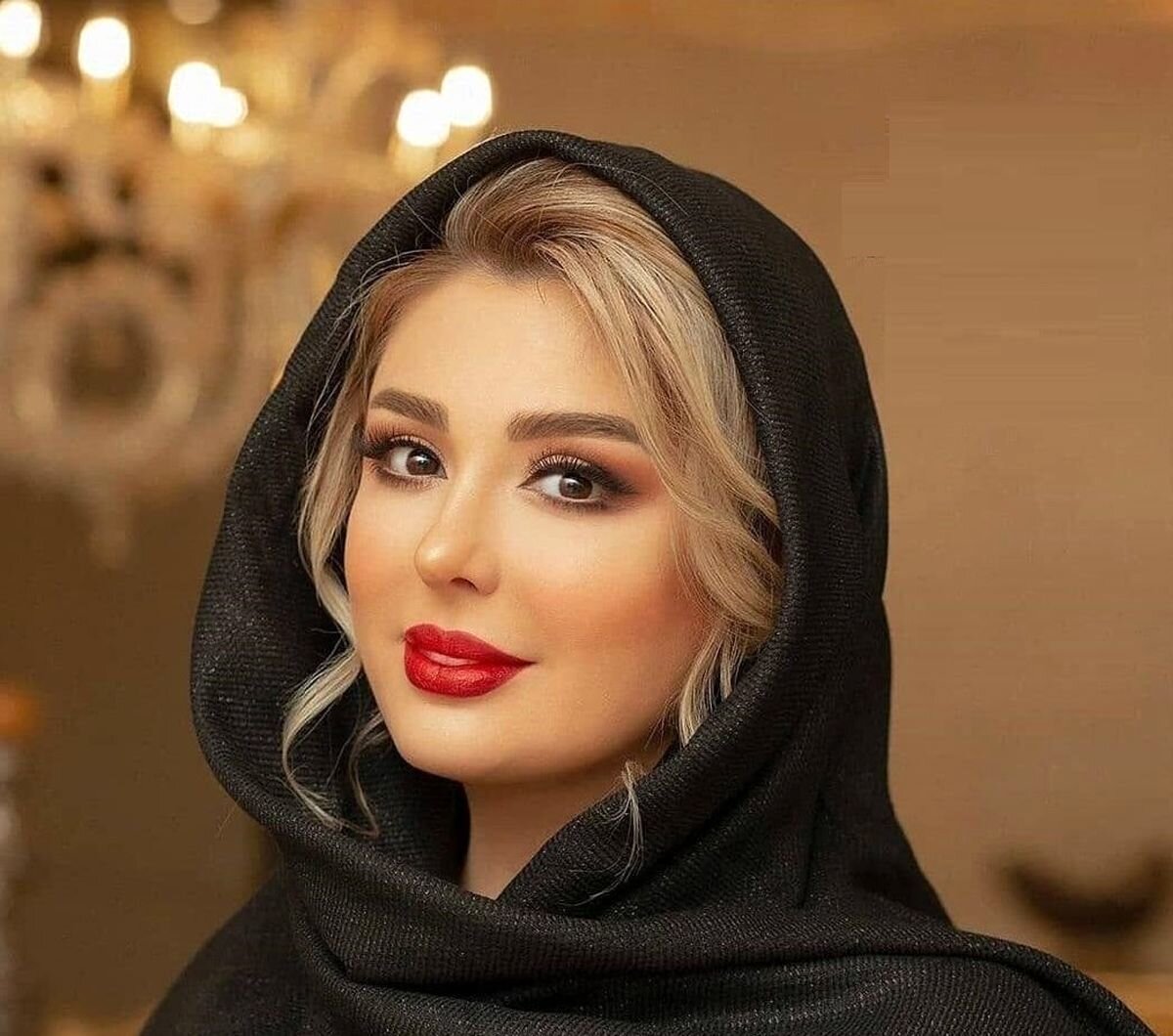 رستوران گردی نیوشا ضیغمی با ظاهر جدیدش | عمرا اگر تو این عکس نیوشا ضیغمی رو بشناسی