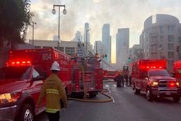 انفجار وحشتناک ناشی از آتش‌سوزی چند ساختمان در لس آنجلس+فیلم و عکس