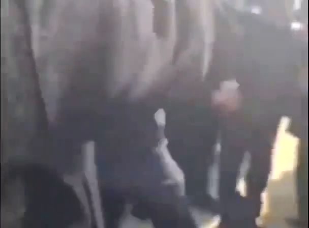 لحظه پرتاب سنگ و خاک به وزیر آموزش و پرورش بر سر مزار دختران نخبه 