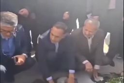 لحظه پرتاب سنگ و خاک به وزیر آموزش و پرورش بر سر مزار دختران نخبه 