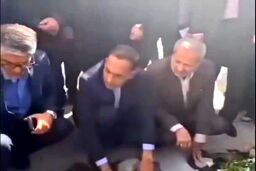 لحظه پرتاب سنگ و خاک به وزیر آموزش و پرورش بر سر مزار دختران نخبه 