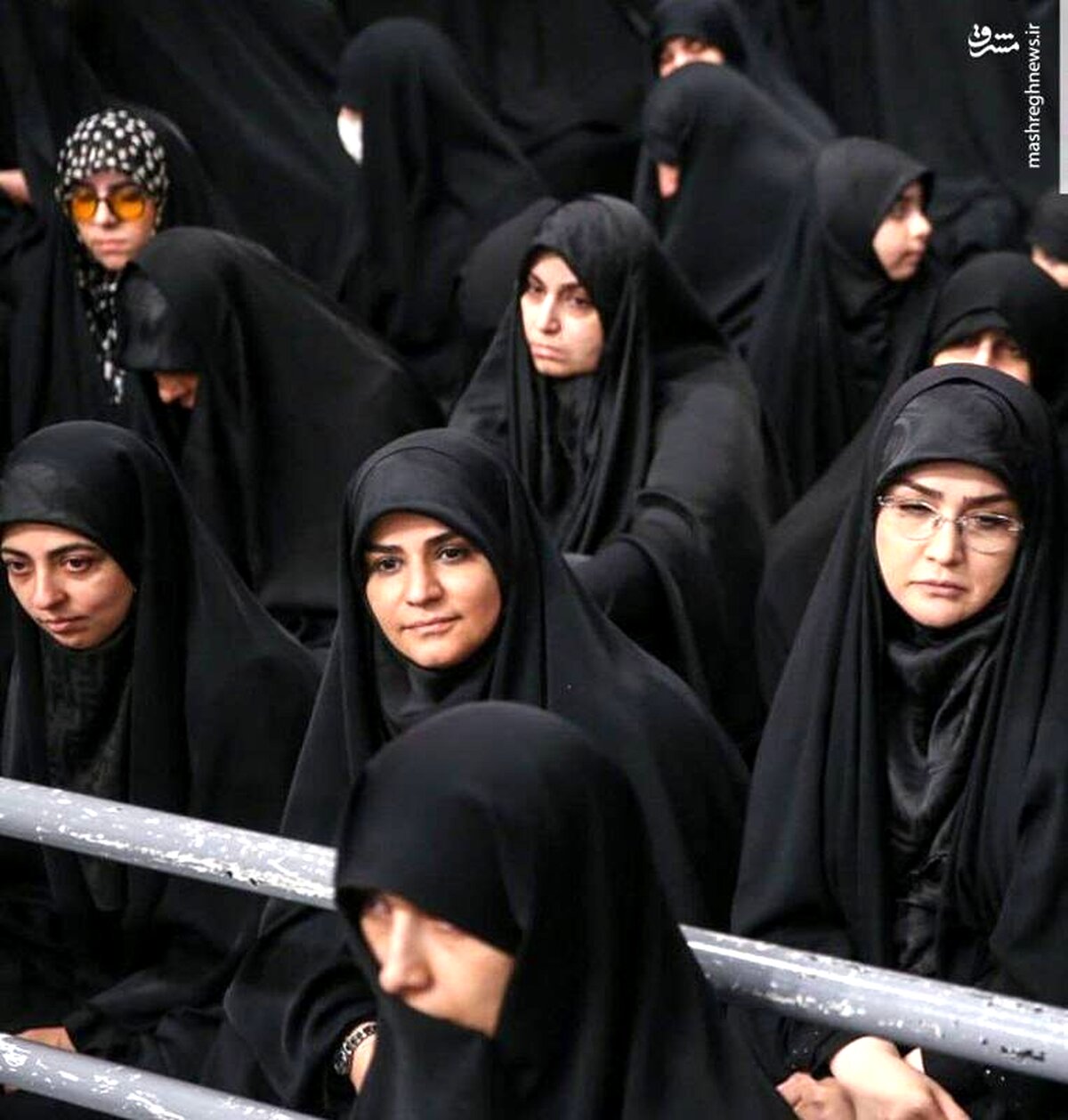 سحر امامی و برخی چهره های آشنا در شام غریبان حسینی در حسینیه امام ره