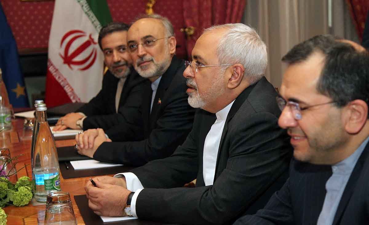 برخی بر خلاف توصیه رهبری، تیغ انتقاد را به سمت تیم مذاکره کننده برده اند