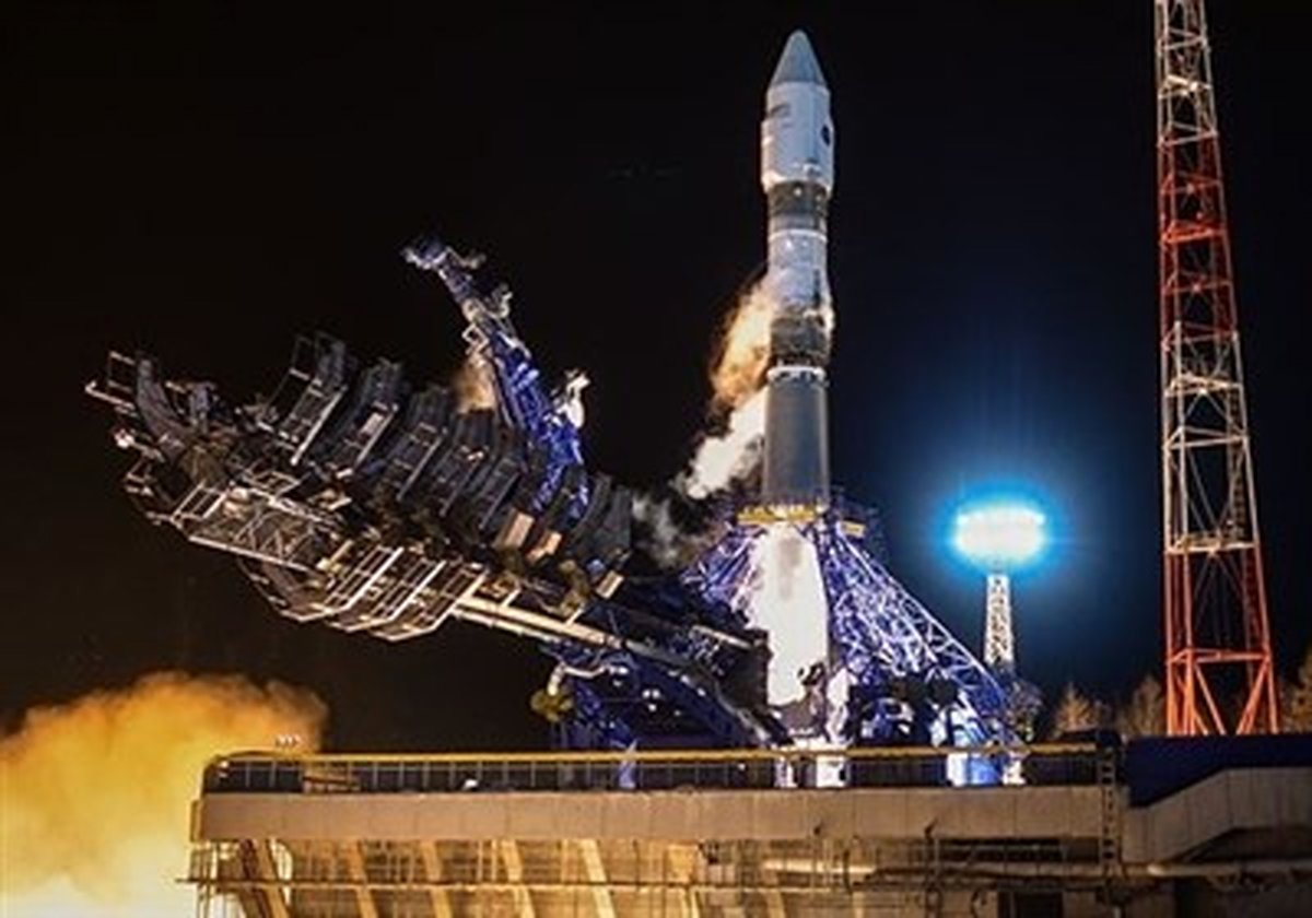 لحظه پرتاب ۳ ماهواره ایرانی به فضا با موشک سایوز روسی