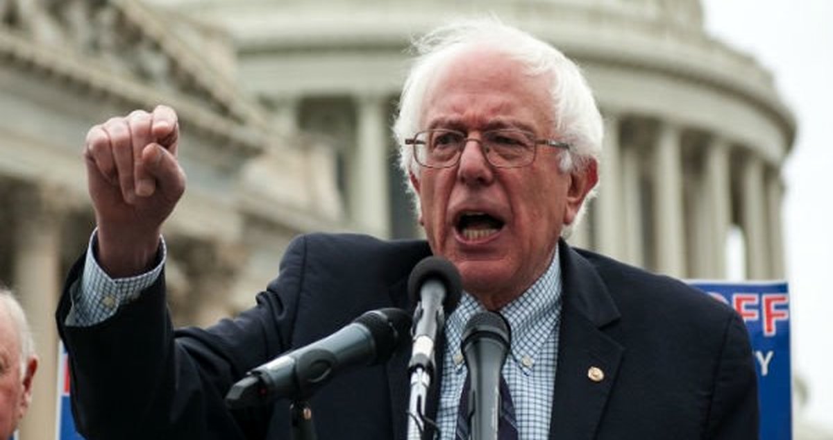 حمله سناتور ساندرز به کلینتون : این ها جنگ طلبند و مدل عراق را دنبال می کنند