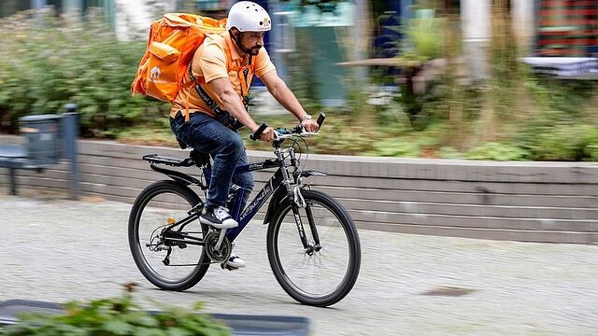 وزیر سابق افغانستان در آلمان پیتزا بر شد!