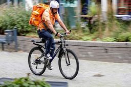 وزیر سابق افغانستان در آلمان پیتزا بر شد!