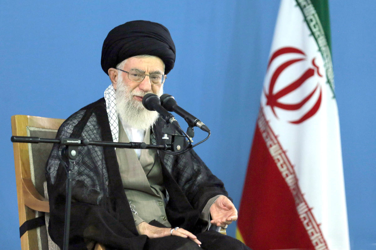 رهبر معظم انقلاب: امریکا بهدنبال آن است که منطقه روی خوش نبیند / هدف از انتقال داعش به افغانستان توجیه حضور آمریکا در منطقه است / لعنت خدا بر استکبار و عوامل آن که اینگونه مسلمانان را نابود میکنند