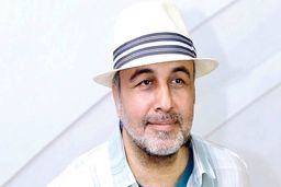 
رضا عطاران در جشن تولد خانم بازیگر