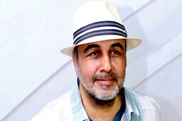 
رضا عطاران در جشن تولد خانم بازیگر