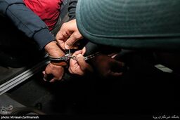 سنگ‌پرانی اوباش  به سمت خودروی پلیس در نارمک