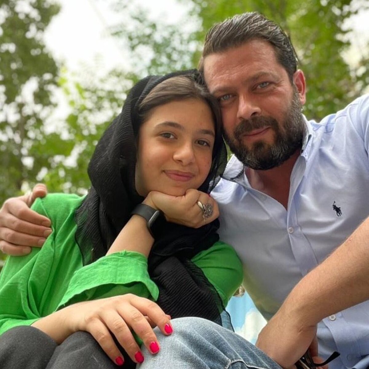 عکس عجیب پژمان بازغی از پستونک خوردنش ! | آقا پژمان این چه ژستیه آخه