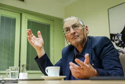 صادق زیباکلام دچار سانحه شد