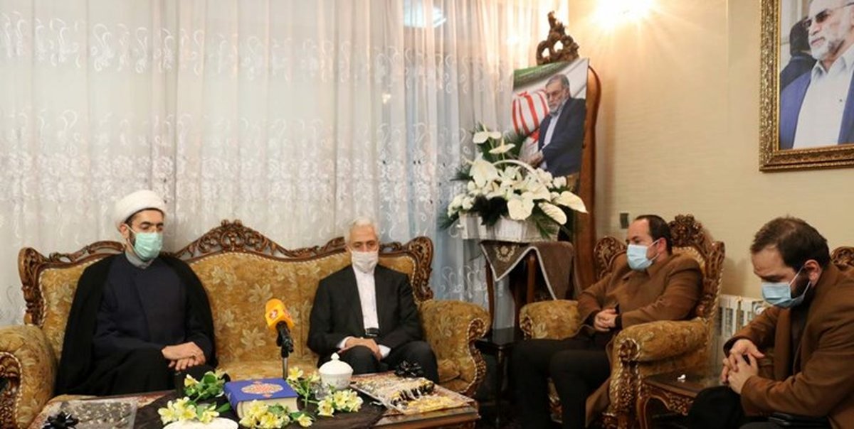حضور نماینده رهبر انقلاب در دانشگاهها و وزیر علوم در منزل شهید فخریزاده
