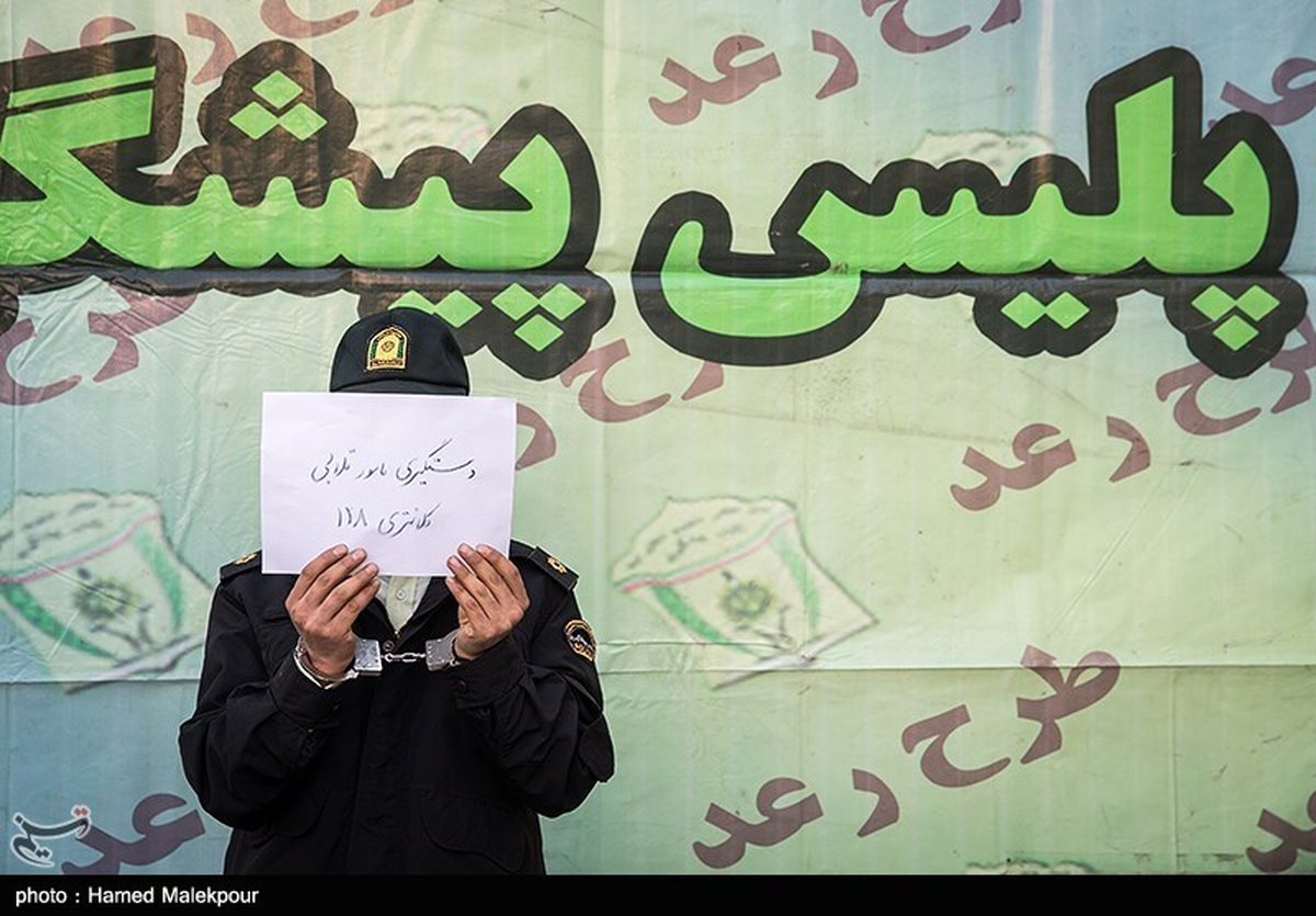 سرقت وحشیانه از زن تنها در منزل/ سارق با لباس پلیس وارد خانه شد + عکس
