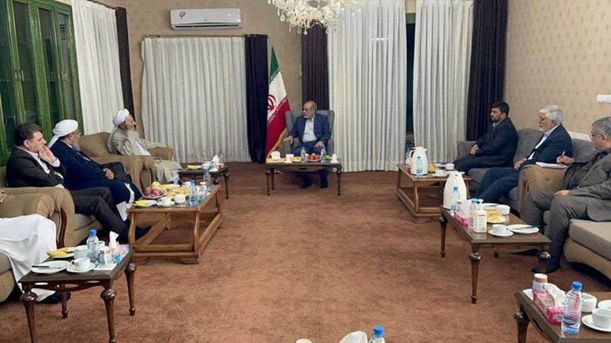 وزیر کشور در دیدار با مولوی عبدالحمید: ما خود مطالبهگر خون جانباختگان حادثه زاهدان هستیم
