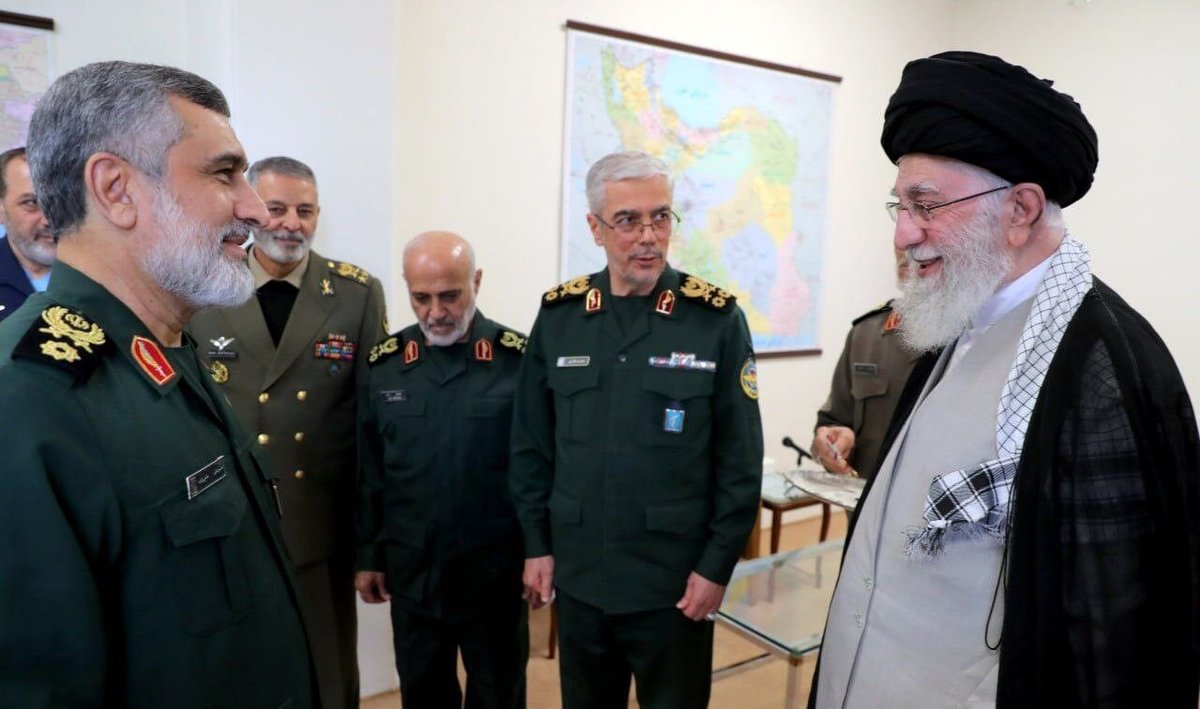 اعطای «نشان فتح» به سردار حاجیزاده از سوی فرماندهکل قوا
